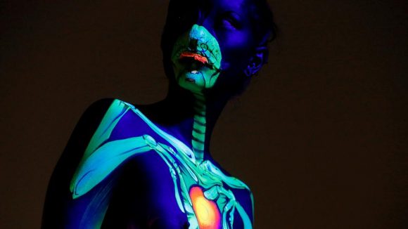 Una modelo con pintura fluorescente que brilla con la luz ultravioleta durante el Festival Mundial de Bodypainting en Pöertschach, Austria. Foto: Reuters